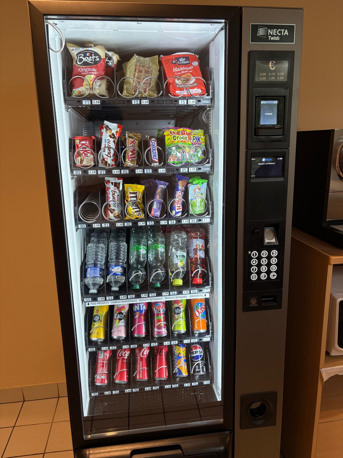 Distributeur de boissons fraîches et confiseries